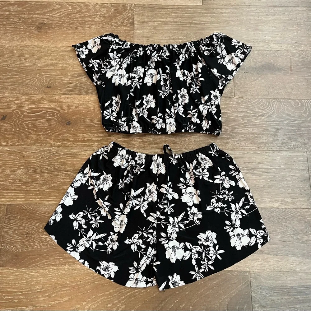 🌸 Women’s Floral Off-Shoulder Top and Shorts Swim Cover Up Set Size M